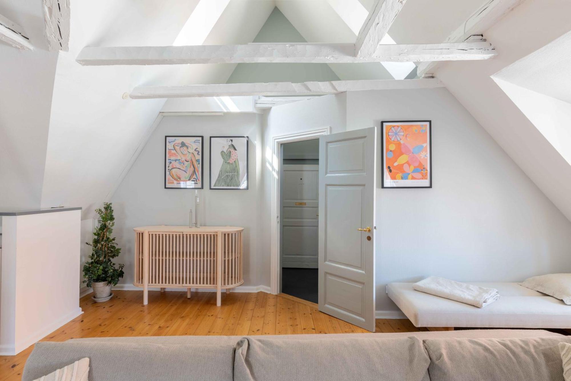 Unique W Exposed Beams Next To Tivoli Apartment